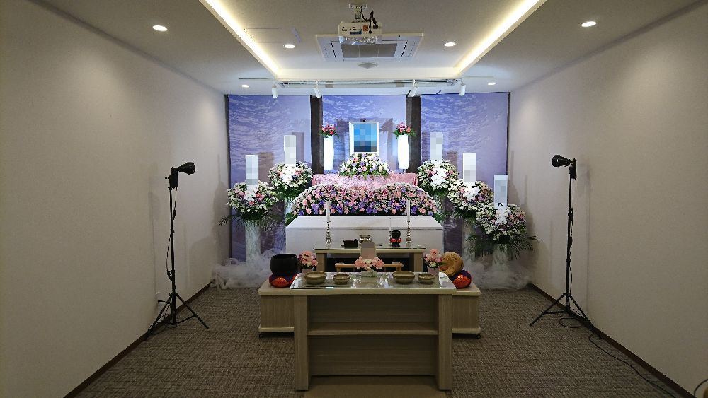 家族葬ホールのぼりと生花祭壇
